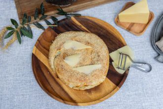 מאפה בריוש מלוח אנטיפסטי עשיר בגבינות